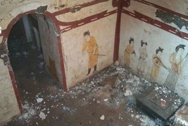 У Китаї на дитячому майданчику розкопали стародавню гробницю