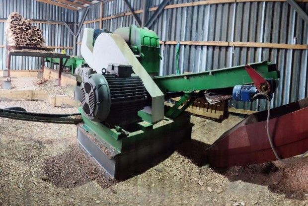 На Рівненщині при деревообробці загинув молодий чоловік