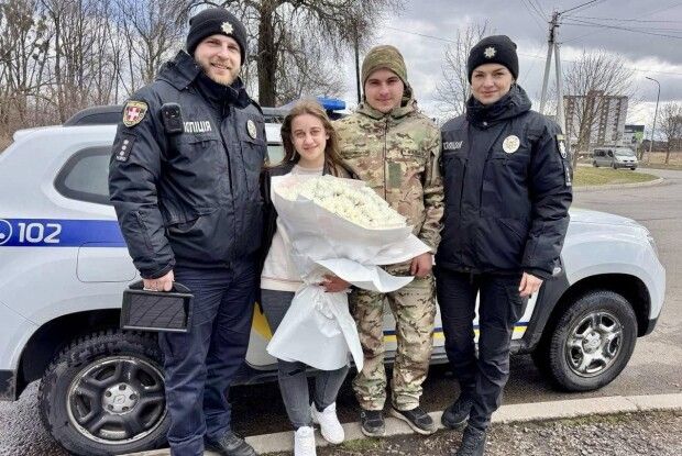 У Володимирі військовий освідчився коханій за допомогою... поліцейських