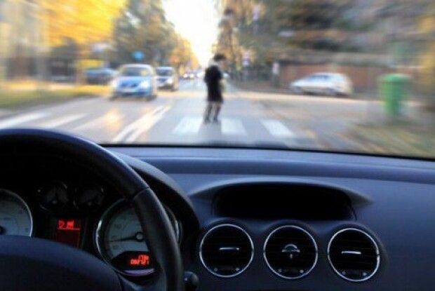 Патрульний автомобіль на пішохідному переході збив жінку з трирічним хлопчиком