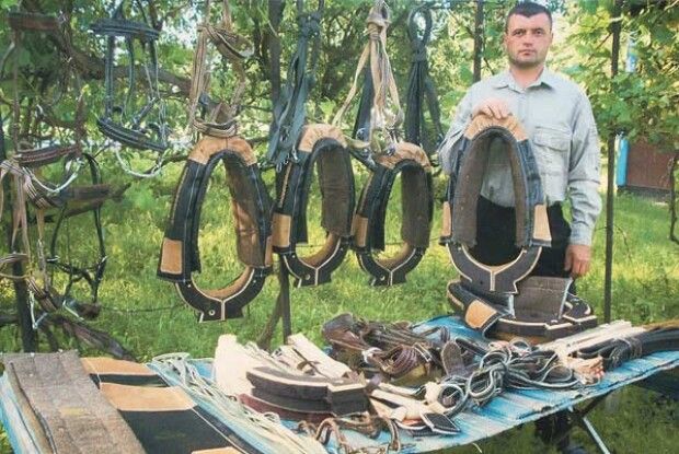 Щоб не їхати на закордонні заробітки, Микола Конах взявся шити хомути та кінну збрую
