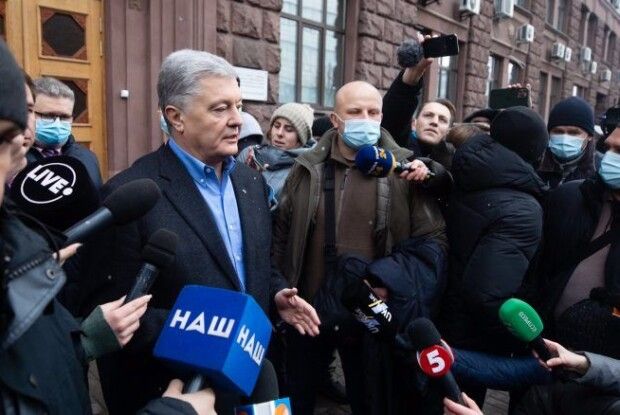 Влада за вказівкою Зеленського блокує мою політичну діяльність, але я не буду учасником цього шоу – Порошенко біля ДБР
