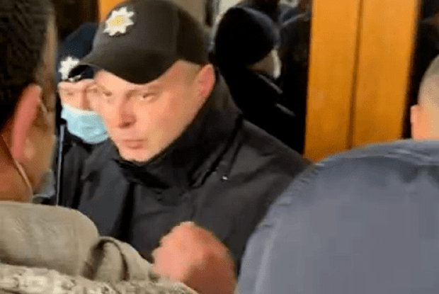 Депутат Нововолинської ради показав, як правоохоронці не пустили місцевих мешканців на сесію (Відео)