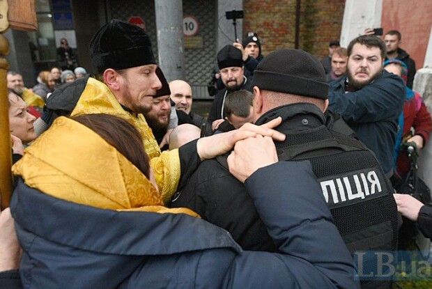 Прихильники Філарета увірвалися в київський суд, від них забарикадувалися стільцями