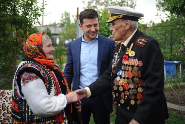 У День пам’яті та примирення Зеленський сфотографувався зі зв'язковою УПА та радянським морпіхом (фото)