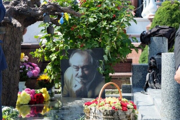 На могилі Богдана Ступки встановили перевернуте дерево