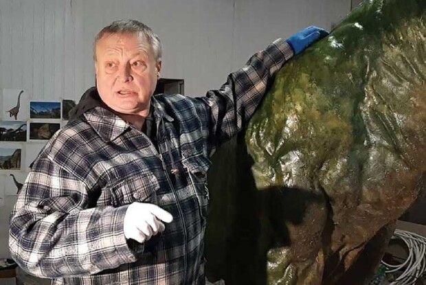 Рівнянин своїми руками зробив динозавра