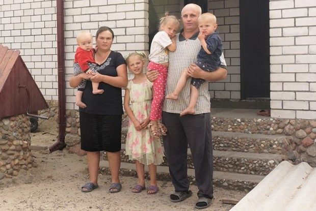 У день їхнього весілля, серед жовтня, снігу багато випало — ​це ж на щастя й достаток