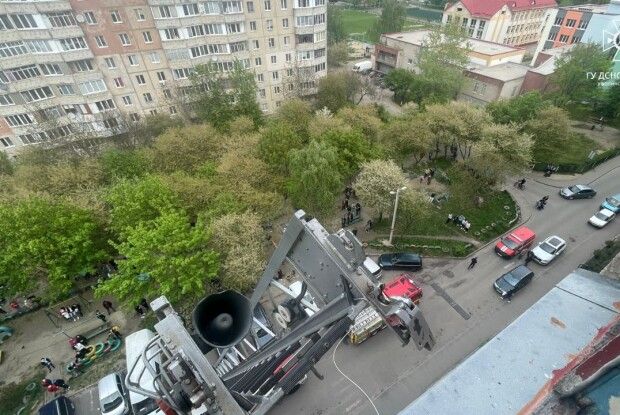 У Луцьку на Волині під час пожежі в квартирі на 9-му поверсі вогнеборці врятували 4 людей (Фото)
