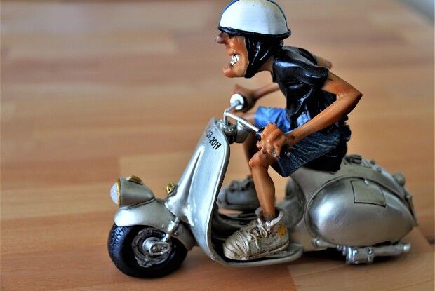 На Волині п'яний водій скутера не розминувся зі... стовпом