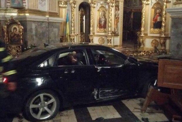 Тернополянка посварилася з чоловіком і... в’їхала в Архикатедральний собор (Відео)