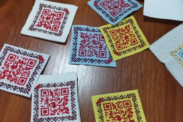 QR-коди із зашифрованими мелодіями вишивають для військових волонтерки