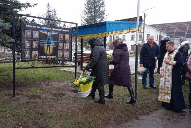 У громаді на Волині вшанували пам'ять 12 Героїв, які боронили Україну від російської орди (Фото)