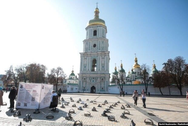 87 капканів на Софійській площі у Києві – акція «В’язні Кремля»