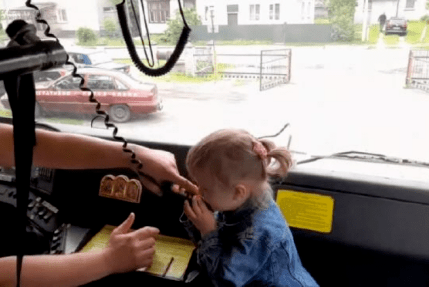 Маленька мешканка Любомля заспівала про калину з пожежного авто