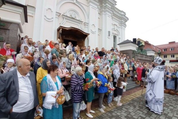 Сьогодні в Луцьку монахи ярмаркували для ЗСУ
