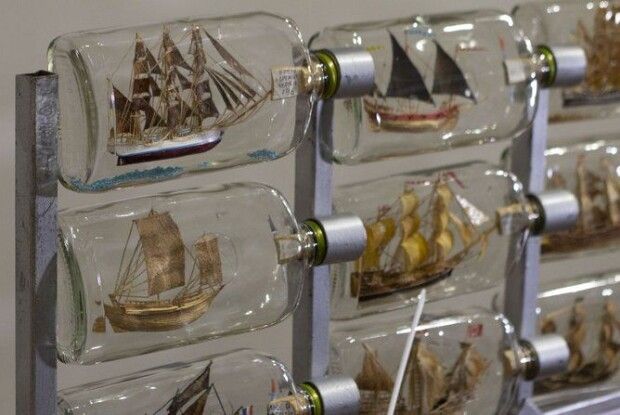 Мистецтво мікросвіту: у Луцьку можна побачити, як цибулиння і пір'я стали кораблями (Відео)