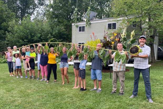 Рекордний соняшник в США - 11 метрів. А якого гіганта виростили на Волині?