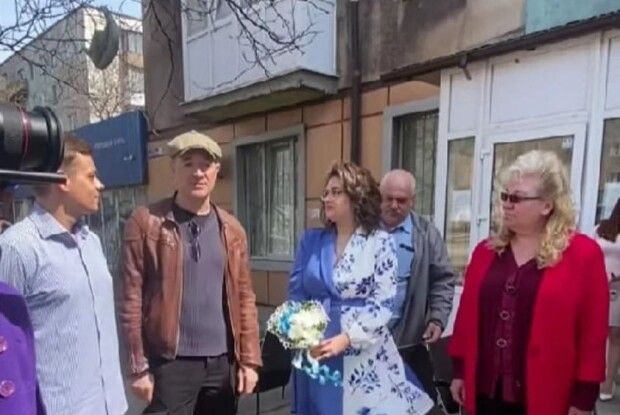Відомий російський актор заявився у Маріуполь і відвідав «весілля» (Фото)
