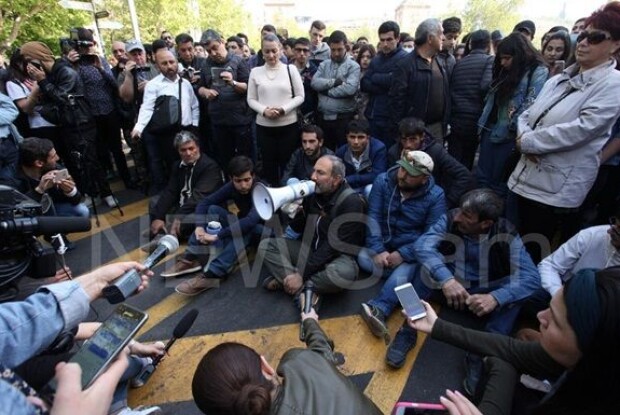 У Єревані взяли в облогу резиденцію прем'єра