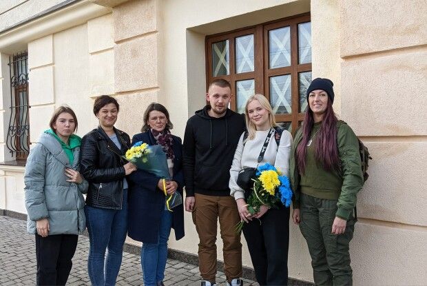 «Кількість квітів – непарна! Герой живий!»: звільнений з російського полону волинянин повернувся додому