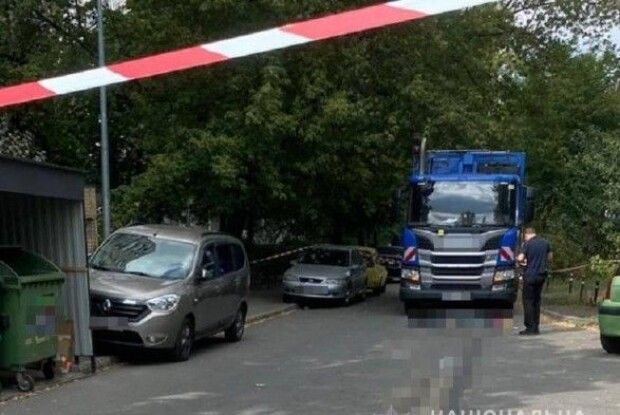 Сміттєвоз наїхав на маму з дитиною у дворі: жінка загинула, 2-річний хлопчик у лікарні 