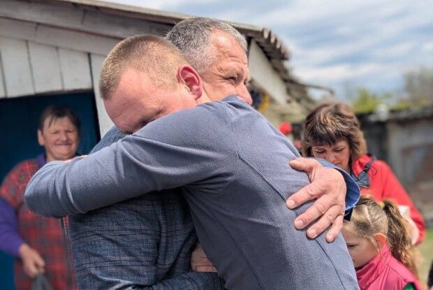 «Мамо, не плач, все позаду»: звільненого з полону волинянина зустріли у рідному селі