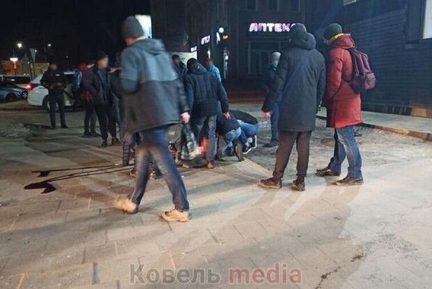 Чоловік стікав кров’ю: у місті на Волині вночі сталася жорстока бійка (Фото, Відео)
