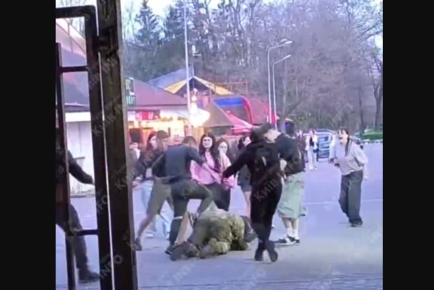 Уже затримано 4 підлітків, які гамселили ногами воїна (Відео)