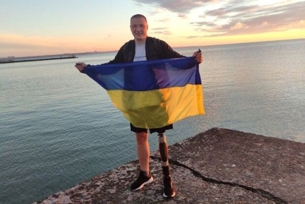 Подолав на протезі майже  100 км і подарував 6 авто для ЗСУ! 