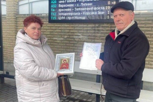 У морози й спеку волинянин Микола Коваленко співає в Луцьку пісні заради ЗСУ і миру