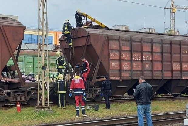 У Луцьку хлопця вдарило струмом на даху вагона