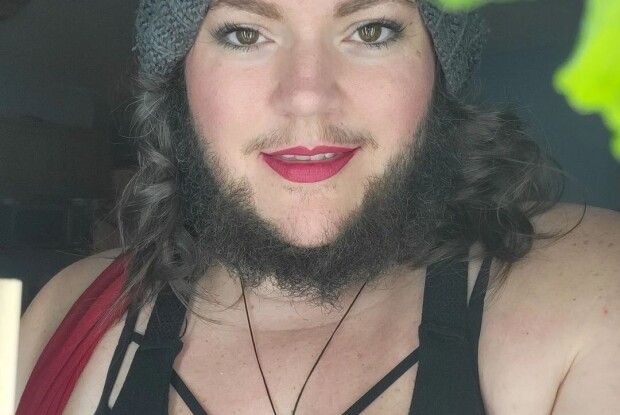 Жінка з бородою перестала голитись і показала, який має вигляд (Фото)