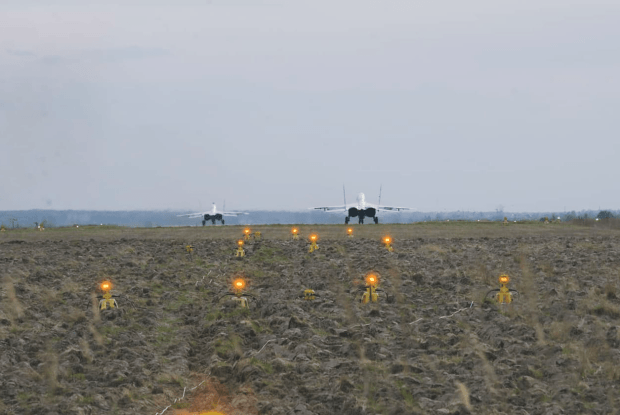 У небі над Волинню українські винищувачі проводили навчальні тренувальні бої (Фото)