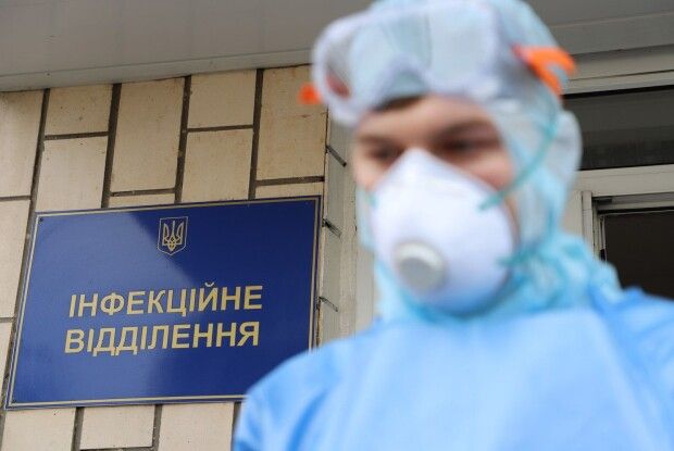 Ще один антирекорд: в Україні за добу на коронавірус захворіли 124 медики 