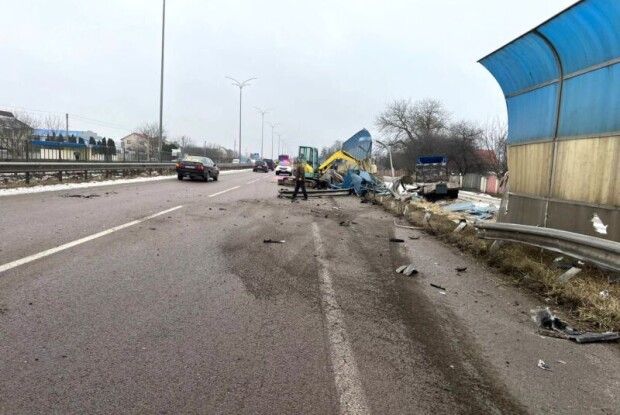 На трасі Київ–Чоп біля Рівного сталися дві аварії: відомі подробиці (Фото)