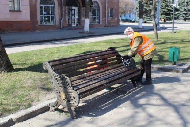Тридцять двірників у масках вийшли на вулиці Нововолинська