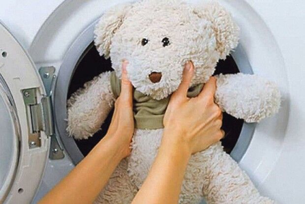 «Забруднилось ведмежатко — ​в плямах вушко, щічки, лапки…». Як прати іграшти