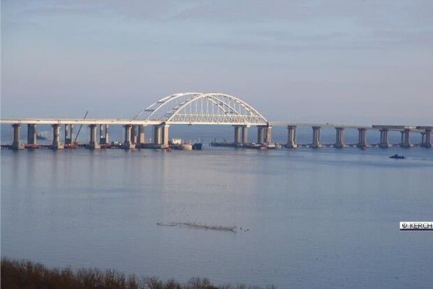 Росія пропустила кілька кораблів під Керченським мостом