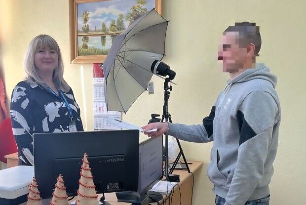 Міграційна служба Волині оперативно відновила документи звільненому з полону захиснику 
