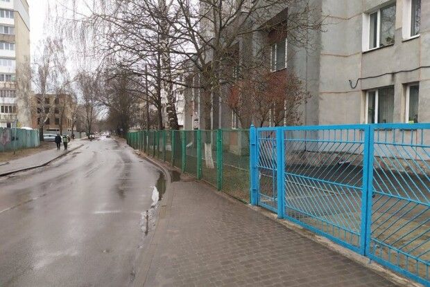 Заради безпеки найменших лучан пропонують посунути паркан обласного архіву (Фото)