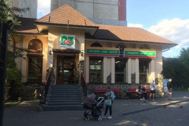 У Луцьку в маркеті «Сім23» розбили скло та вкрали грошову скриньку