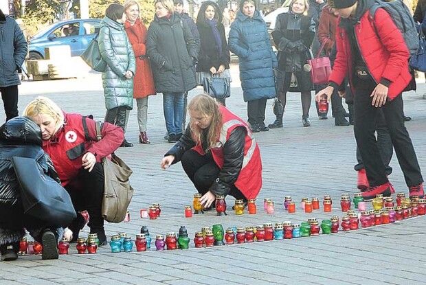 Студенти у Луцьку вийшли на свічкову ходу, щоб привернути увагу до проблеми СНІДу