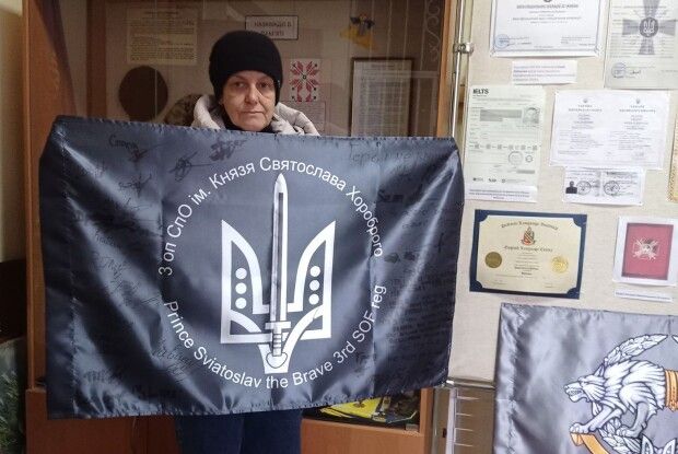 Волинянка передала в музей військовий прапор у пам'ять про свого полеглого сина
