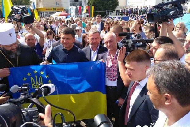 Митрополит Михаїл подарував прем’єр-міністру особливий прапор