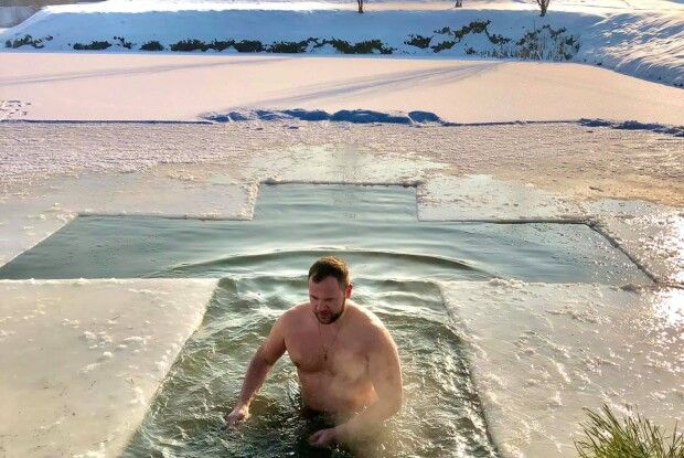 Луцький міський голова скупався в ополонці (Фото)  