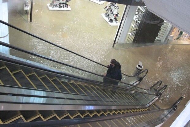 Фільми катастроф відпочивають: київський Ocean Plaza затопило... окропом