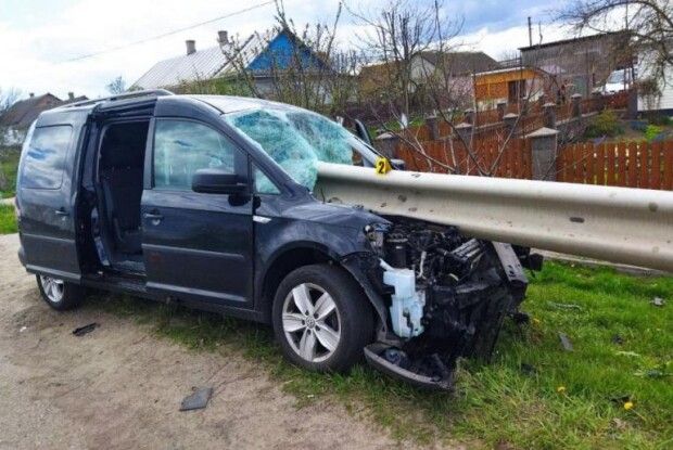 Водій, який врізався у відбійник на Рівненщині, помер у лікарні