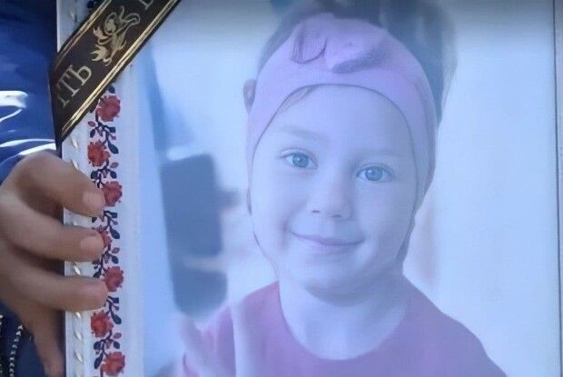 Похоронили 4-річну Віку, яку до смерті побила матір