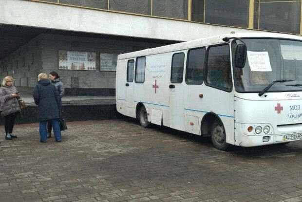 «Навіщо ходити по поліклініках»: у центрі Луцька працював пересувний флюорограф